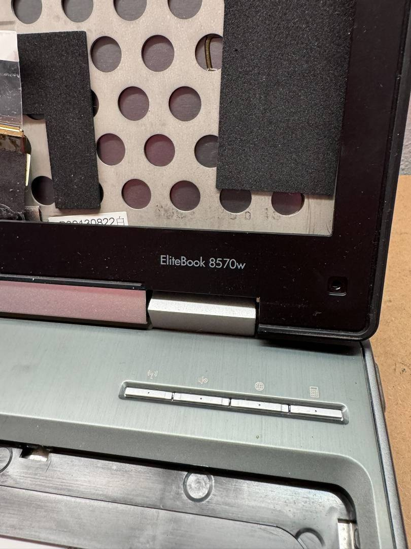 Predám pokazený notebook na náhradné diely zn.HP 8570w - 3