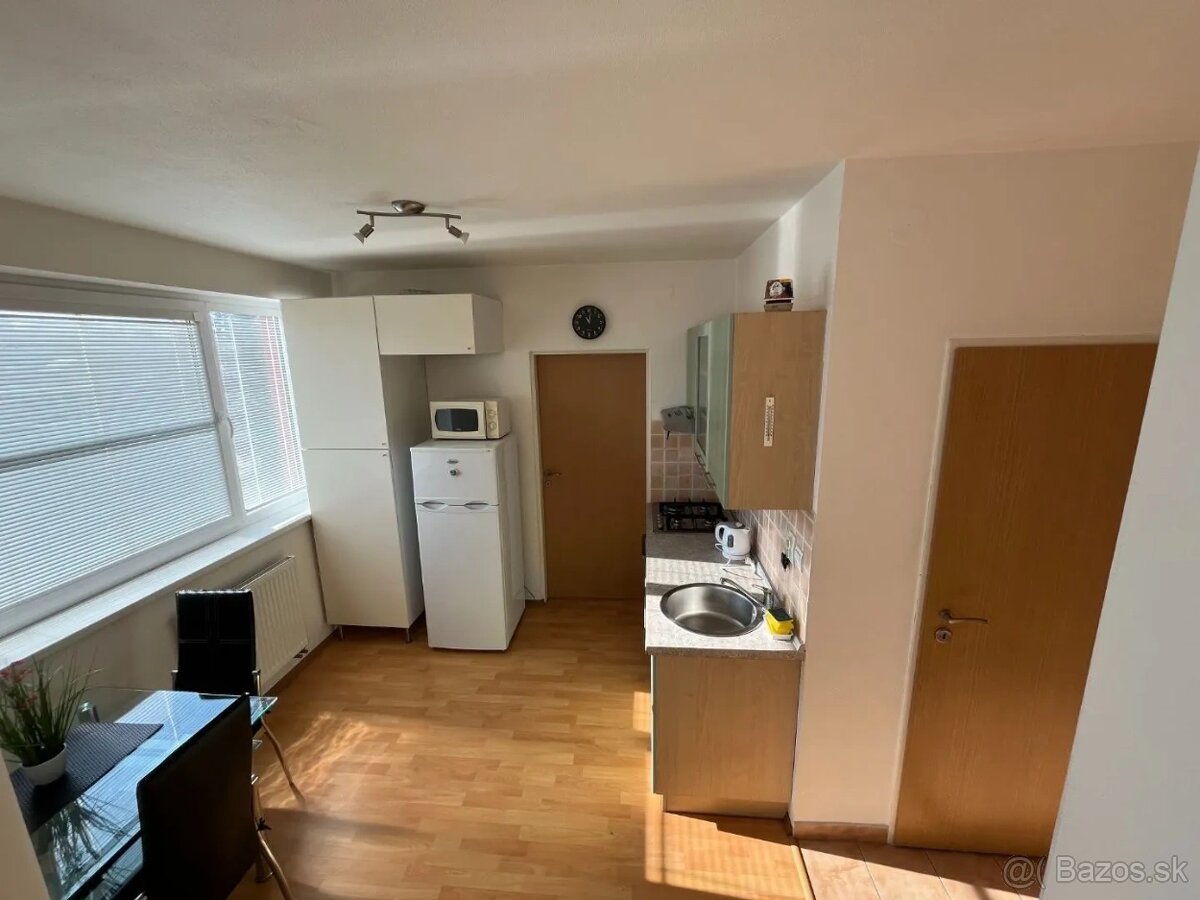 NA PREDAJ 2 IZBOVÝ BYT TRENČÍN, JUH, GARÁŽOVÉ STÁTIE - 3