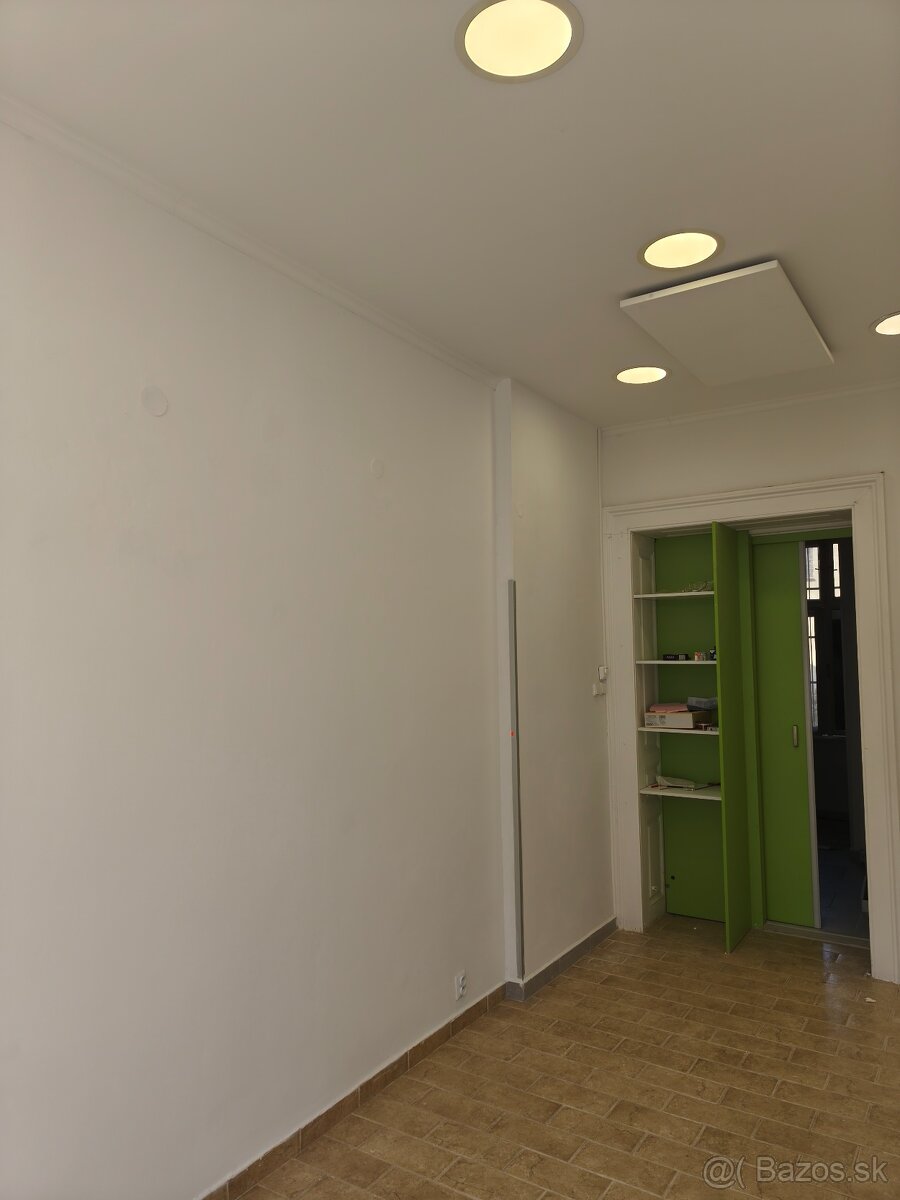 Prenajom obchodného priestoru s parkovanim v centre Trencina - 3