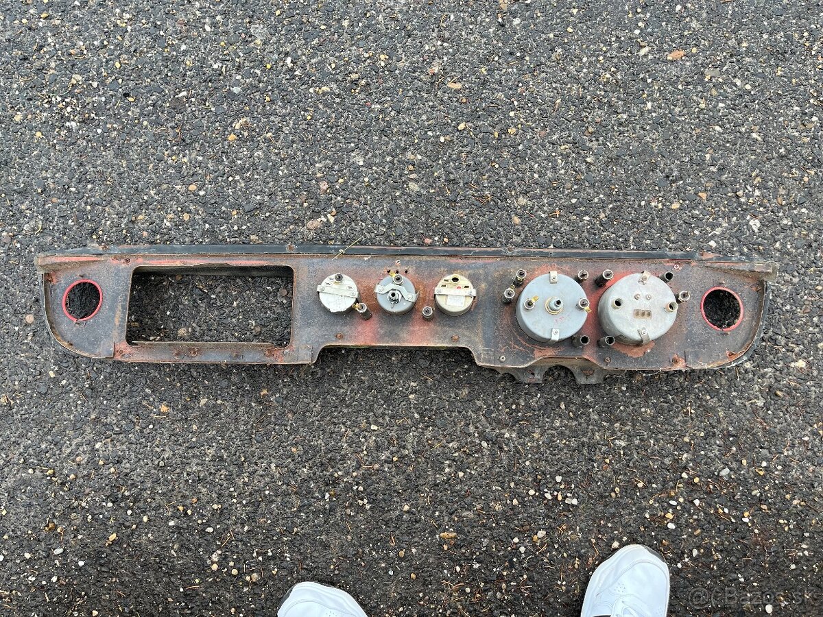 Škoda 110R - palubovka - 3