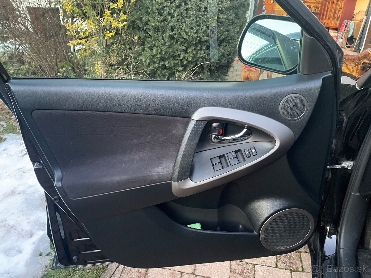 Rav 4 2,2D Diesel 100kw R.v. 09/2007 prvý majiteľ - 3