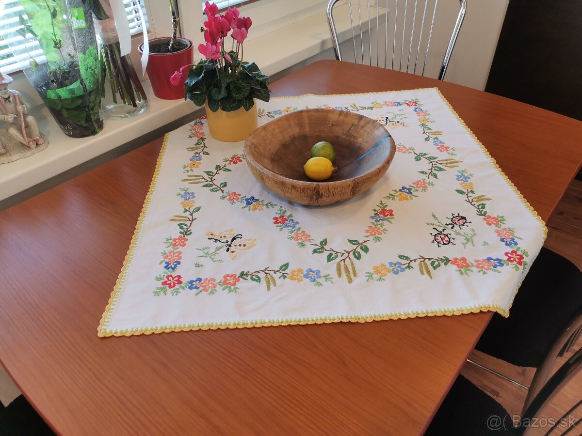 Vyšívaný obrus - 3