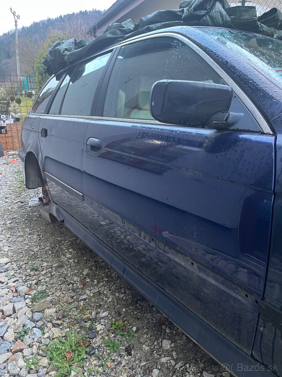 Rozpredám BMW E39 orientblau - 3