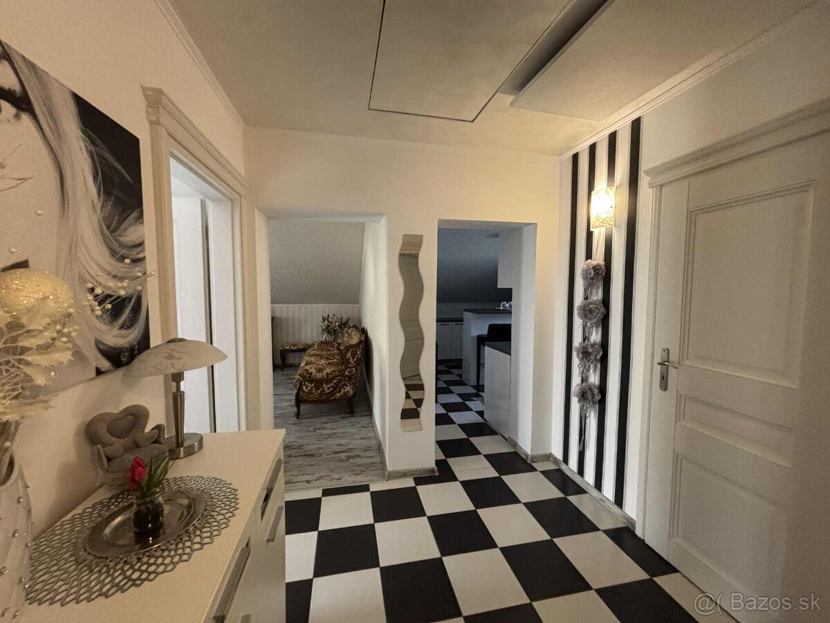 Predáme krásny 6 izb dvojgeneračný RD len 7 km od Nitry - 3