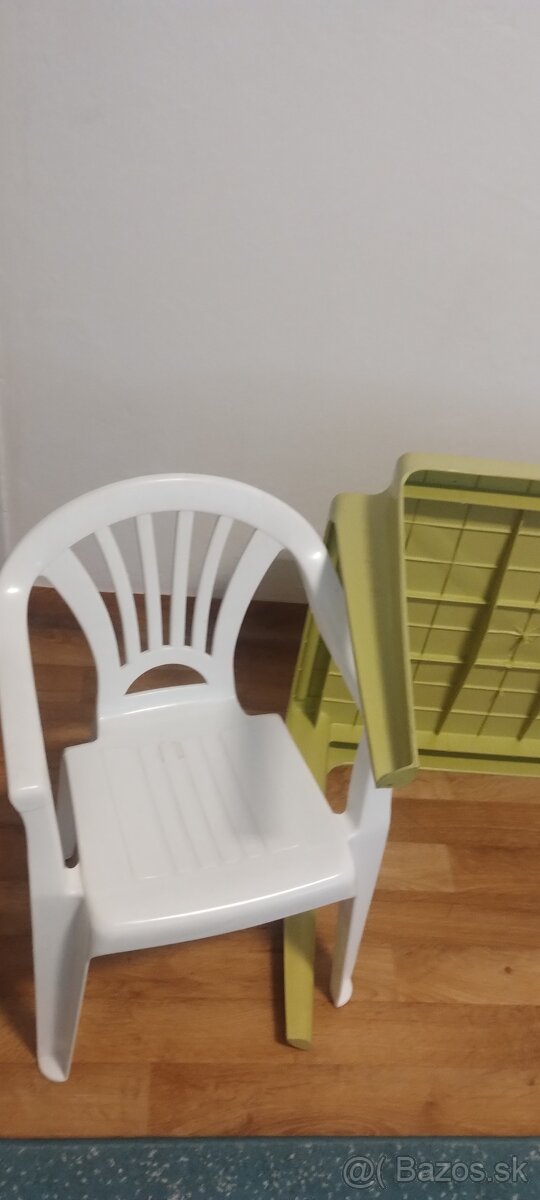 Plastový stolik a stolicka - 3