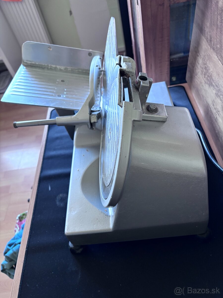 Starší profi nárezový stroj LUSSO - 3