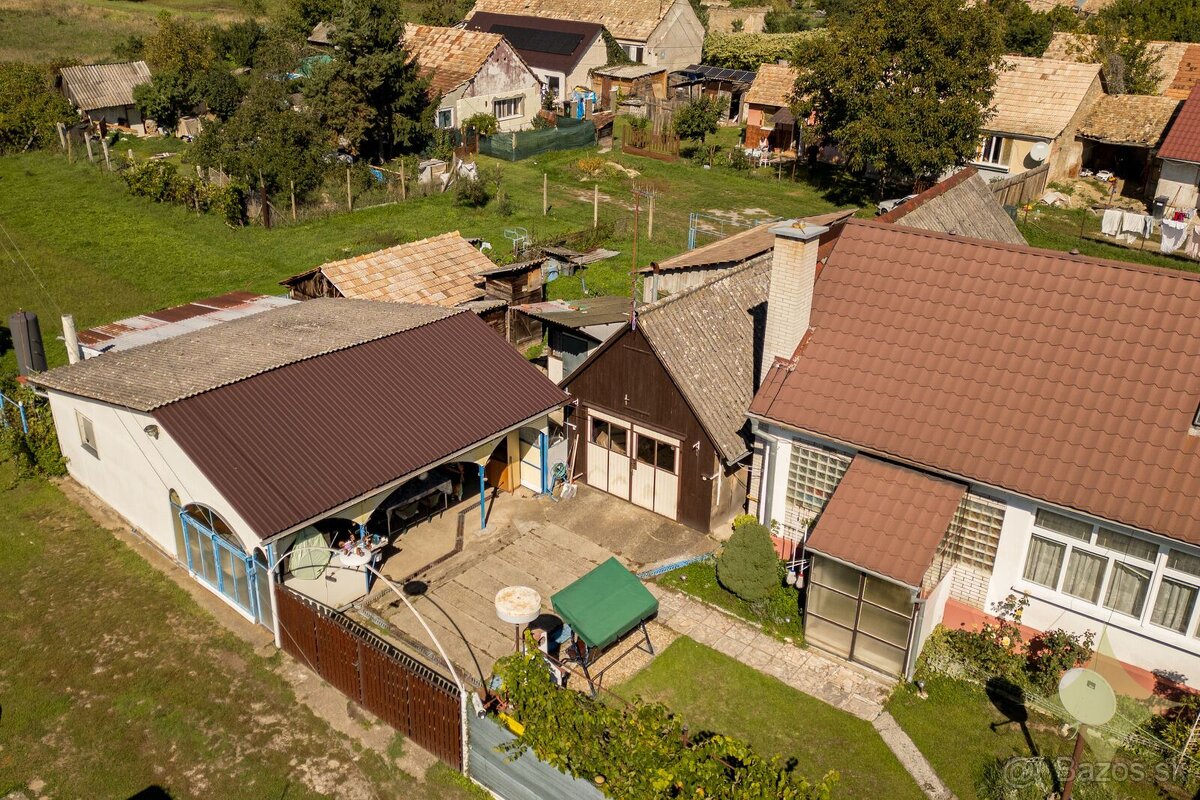 Zaujímavý, čiastočne zrekonštruovaný, rodinný dom v obci Buš - 3