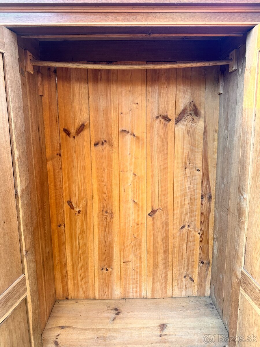 Skriňa historizmus - 3