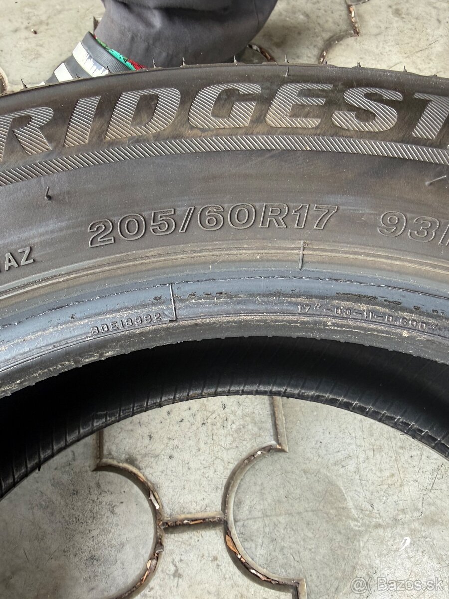 Bridgestone 205/60/R17 - 3