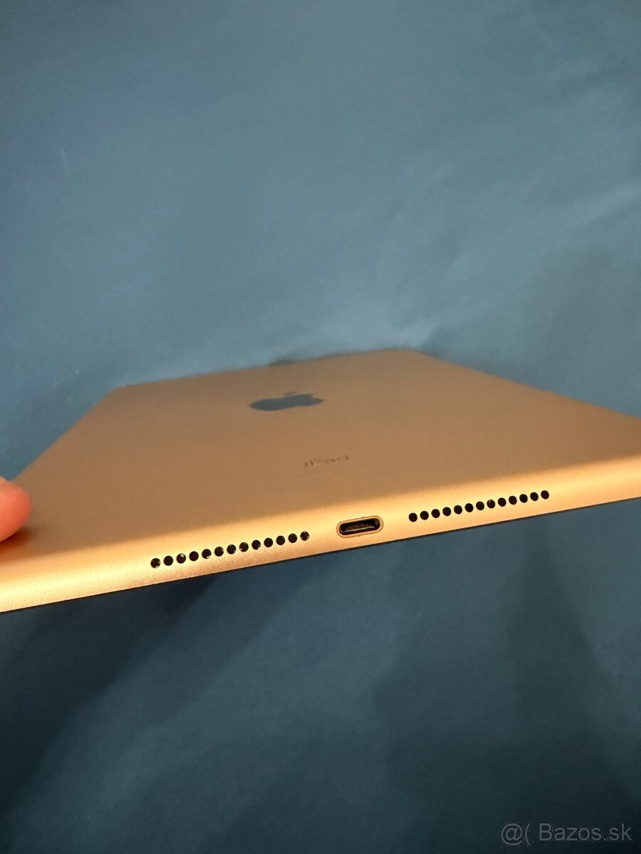 Apple iPad 5th gen - 3