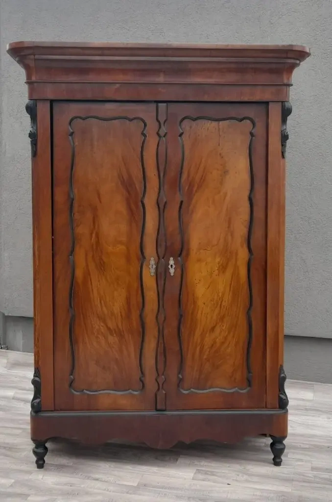 Skriňa Biedermeier . - 3