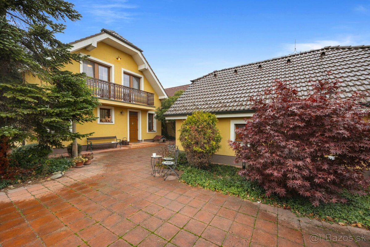 Priestranný 6-izbový rodinný dom s dvojgarážou a krásnou záh - 3