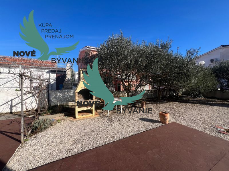 Dom s troma apartmánmi blízko mora v Chorvátsku - 3