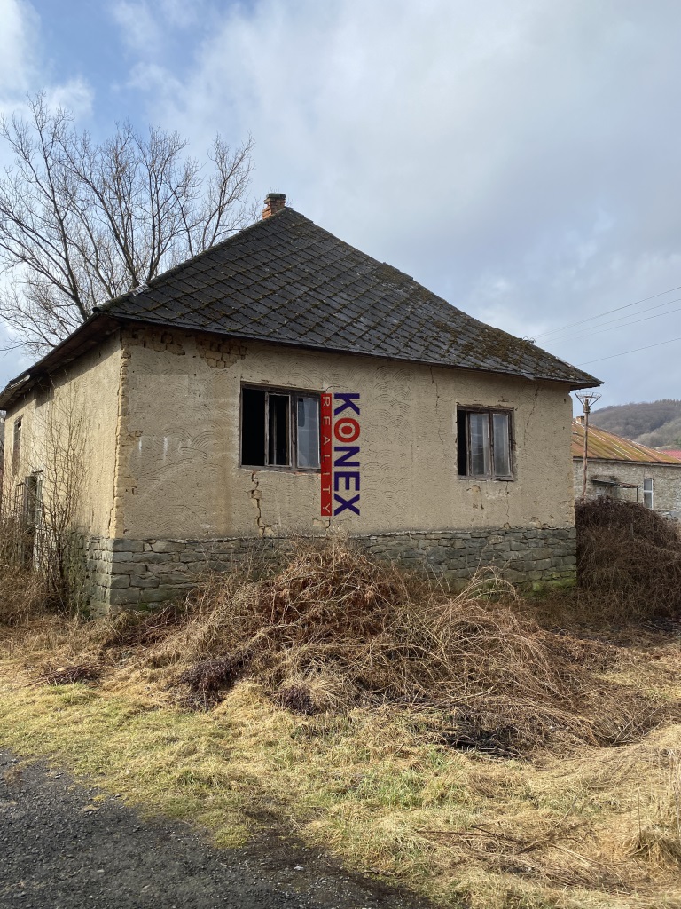 NA PREDAJ Pozemok so starým rodinným domom v malebnej obci - 3