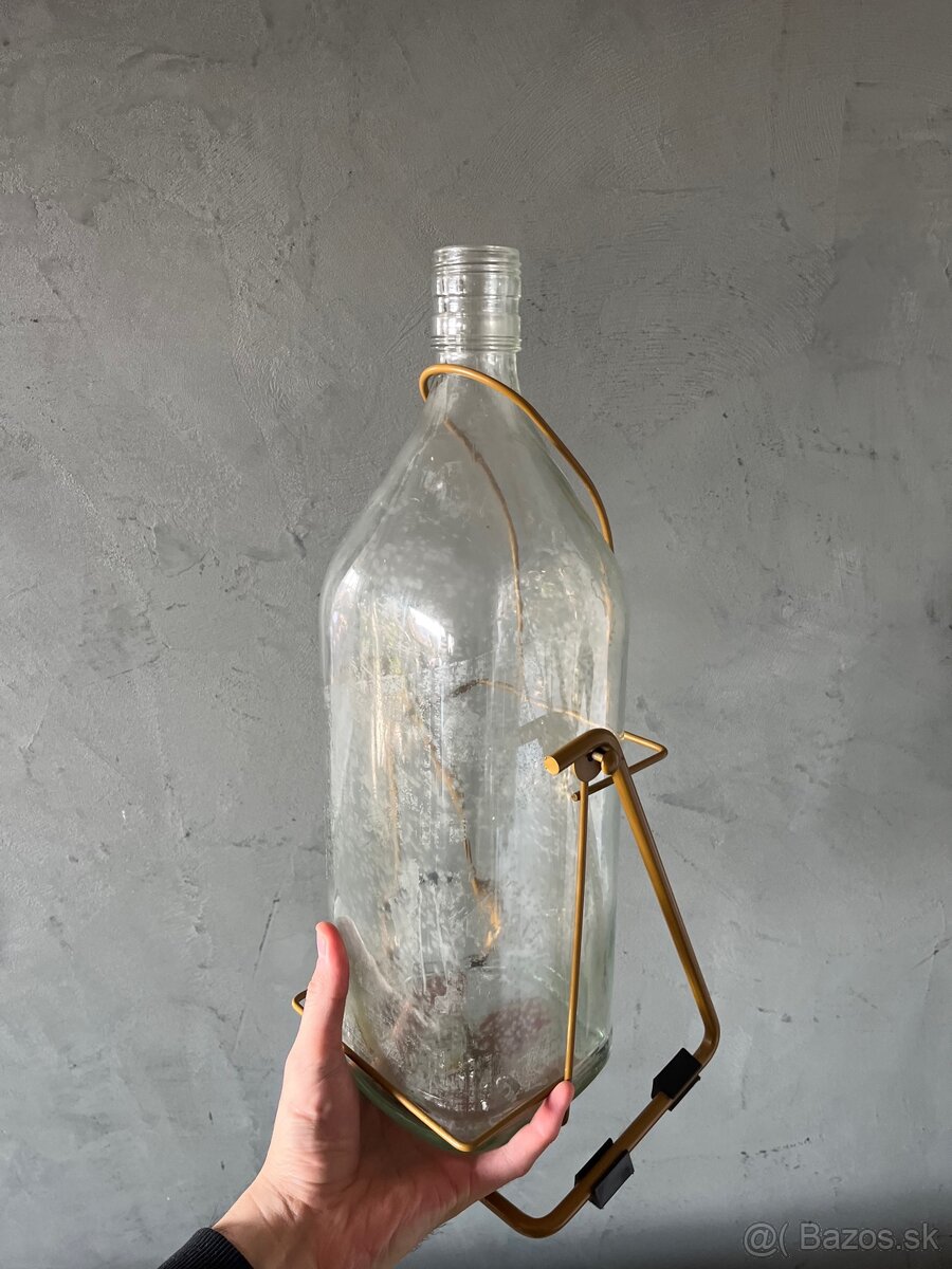 Prázdna sklenená fľaša v stojane - 3