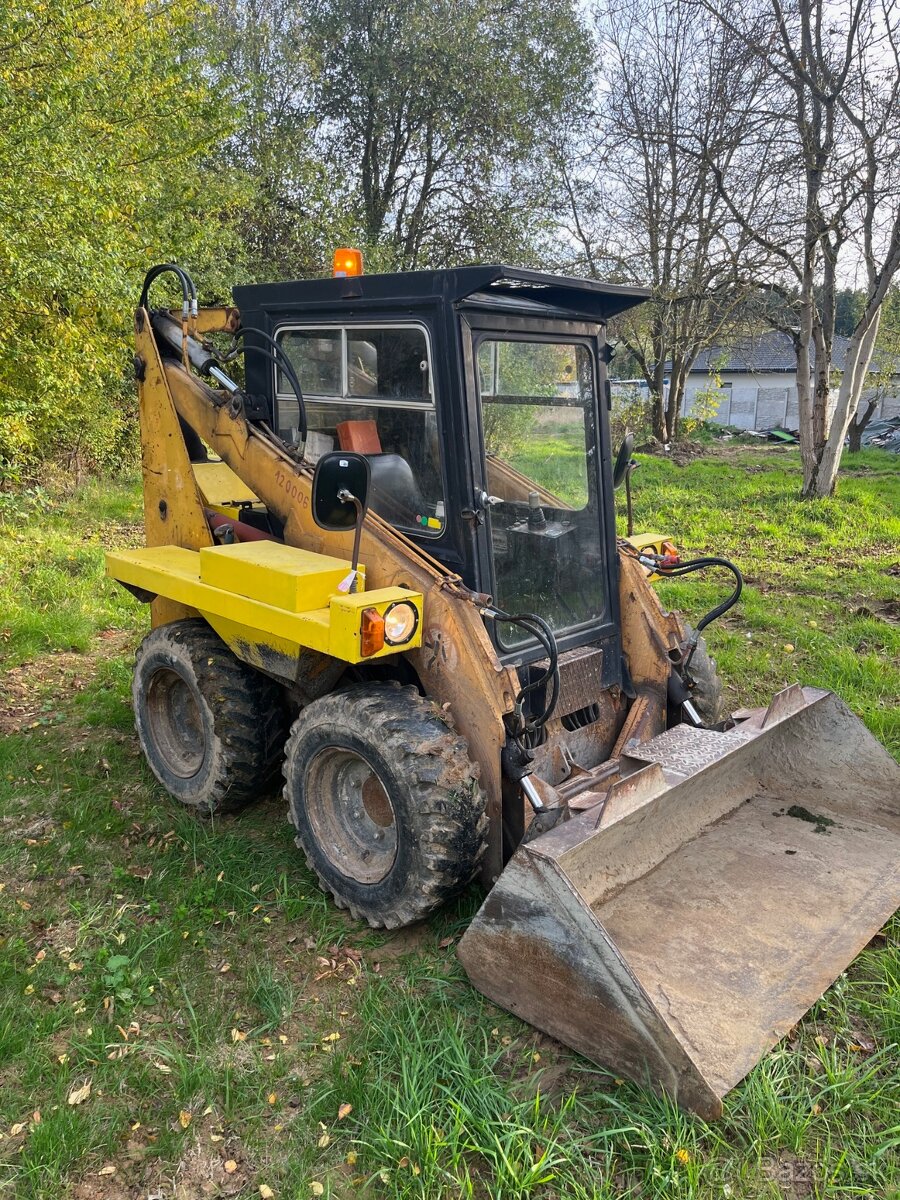 Šmykový nakladač UNC 060 - 3