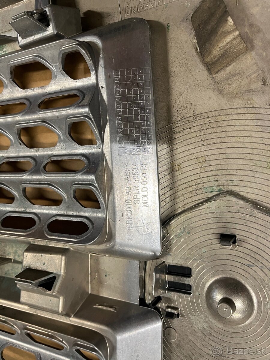 Dodge RAM 1500 predna maska