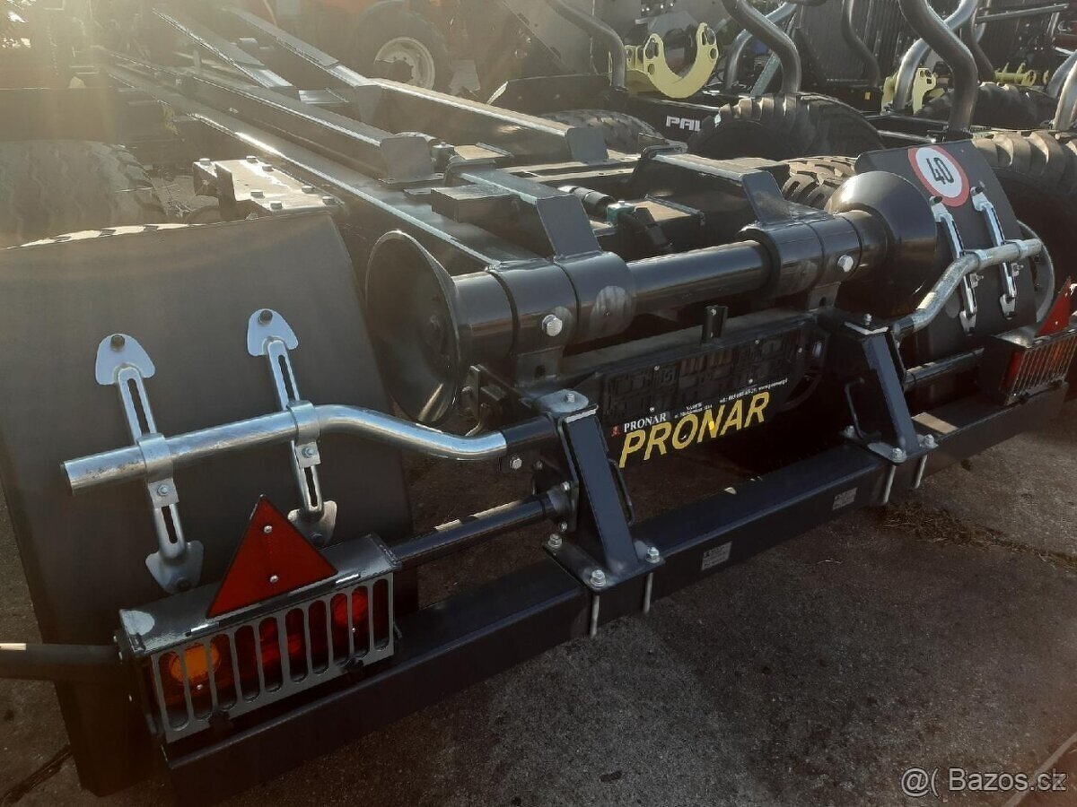 Traktorový nosič kontejnerů PRONAR T 185 - 3