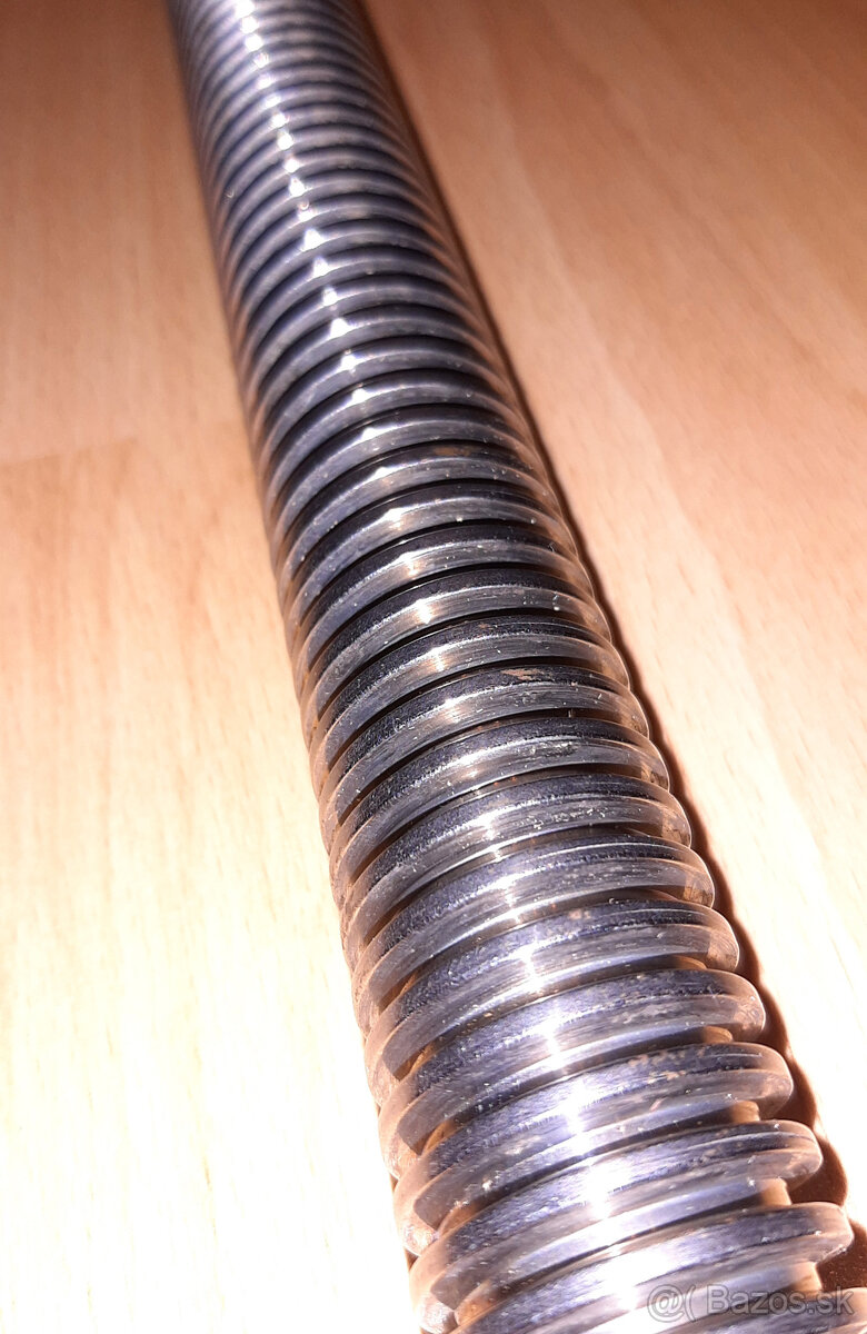 Trapezová skutka TR28x5 1meter + matice - 3