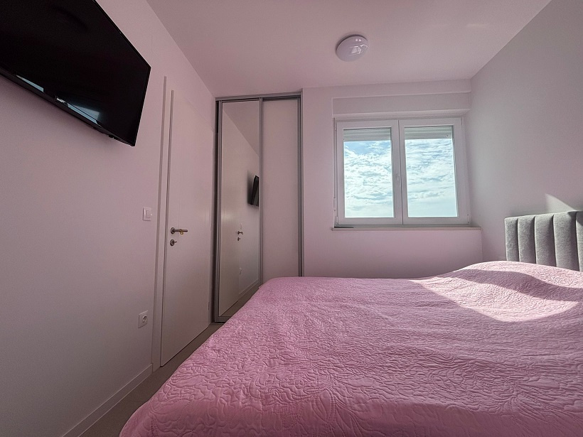 Chorvátsko-Trojizbový apartmán s veľkou terasou blízko pláže - 3