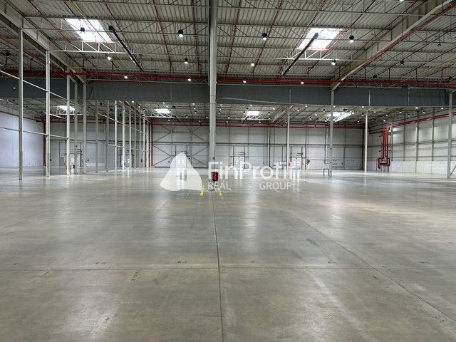 Na prenájom vykurovaný sklad s výmerou 8.600 m2 s administra - 3