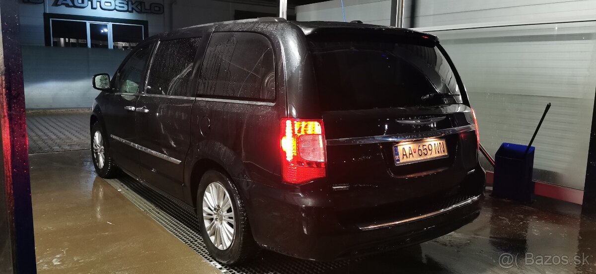 Chrysler town and country - 3