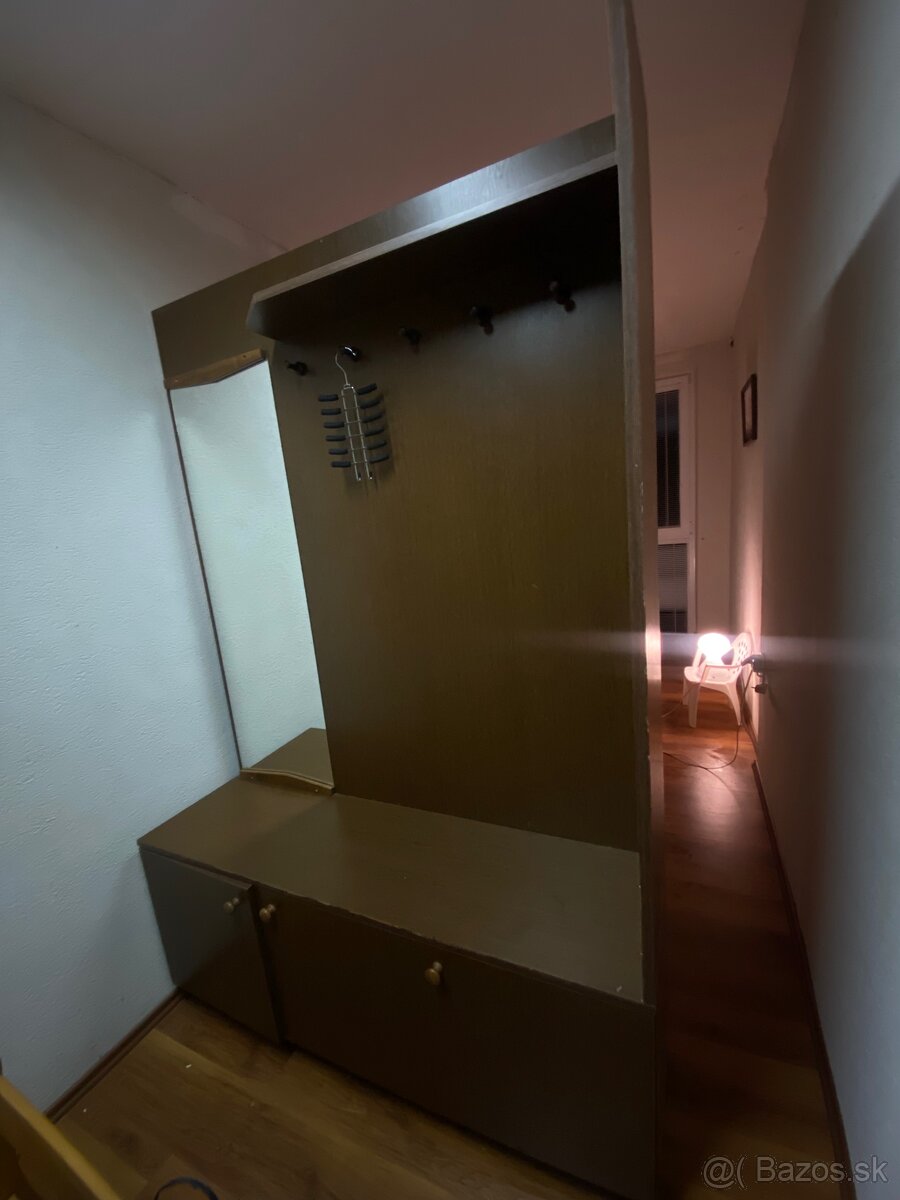 Predsieňová stena so zrkadlom, skrinkami a vešiakmi - 3