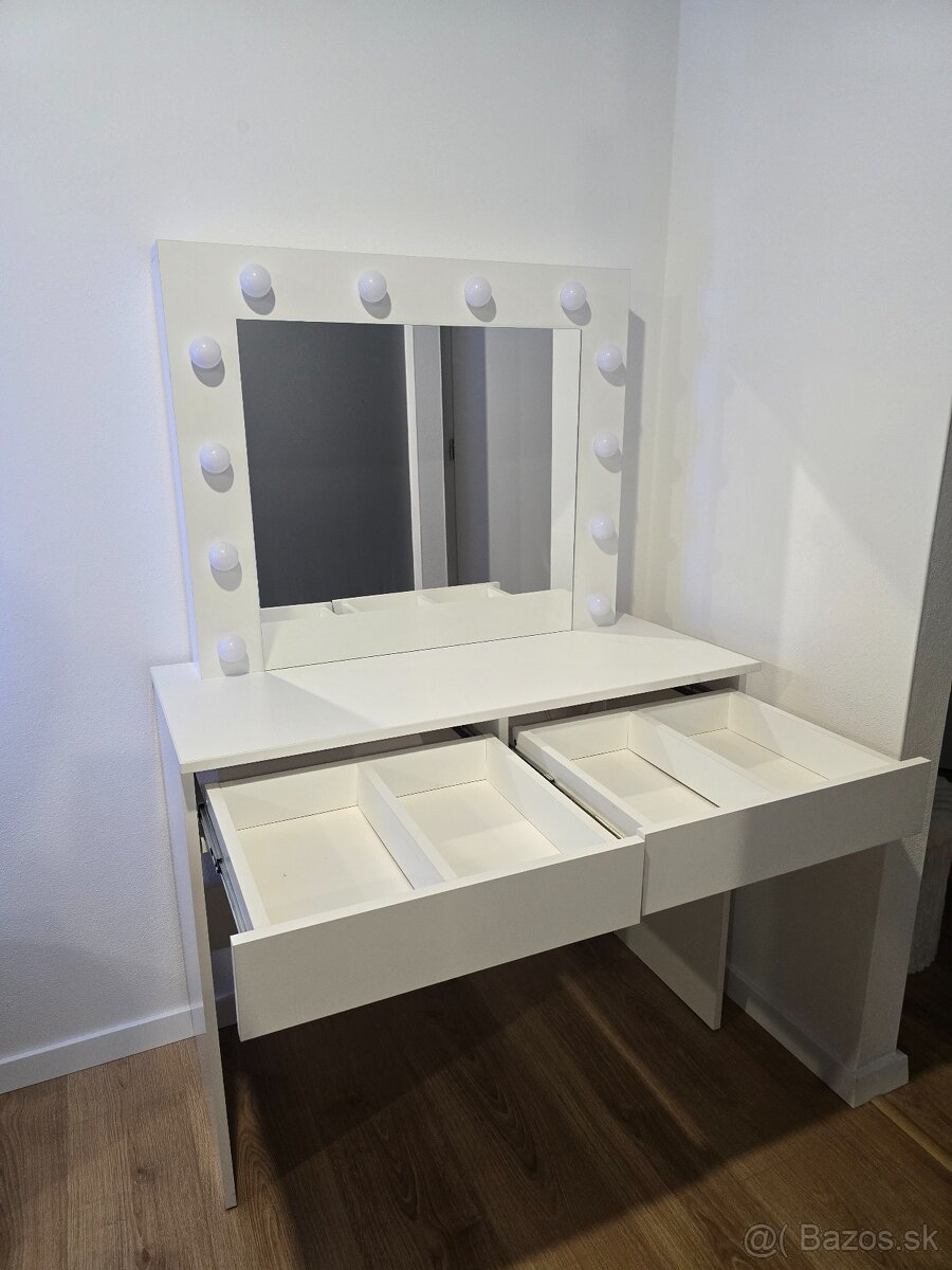 Kozmetický, toaletný stolík - 3