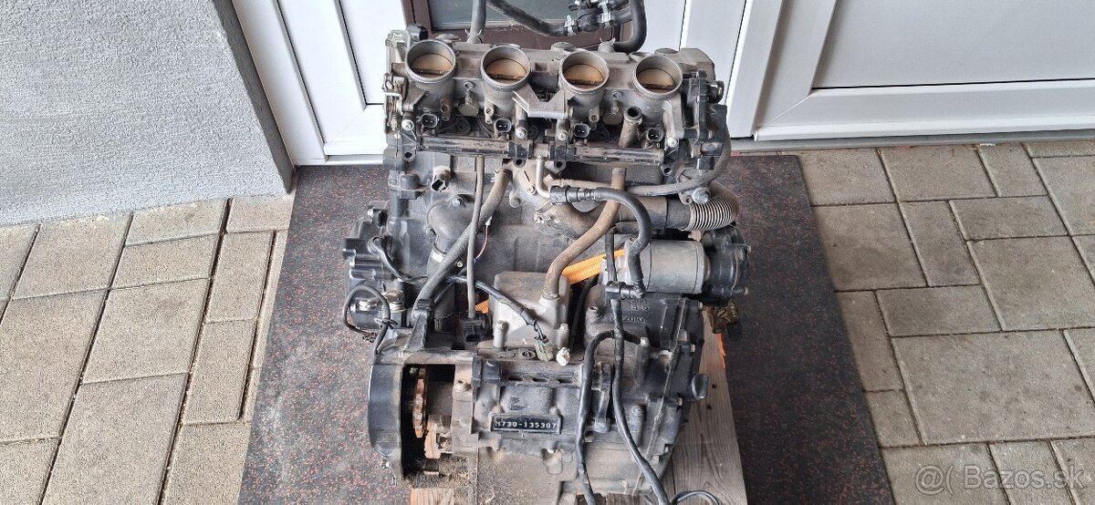 SUZUKI GSR 600 - 3
