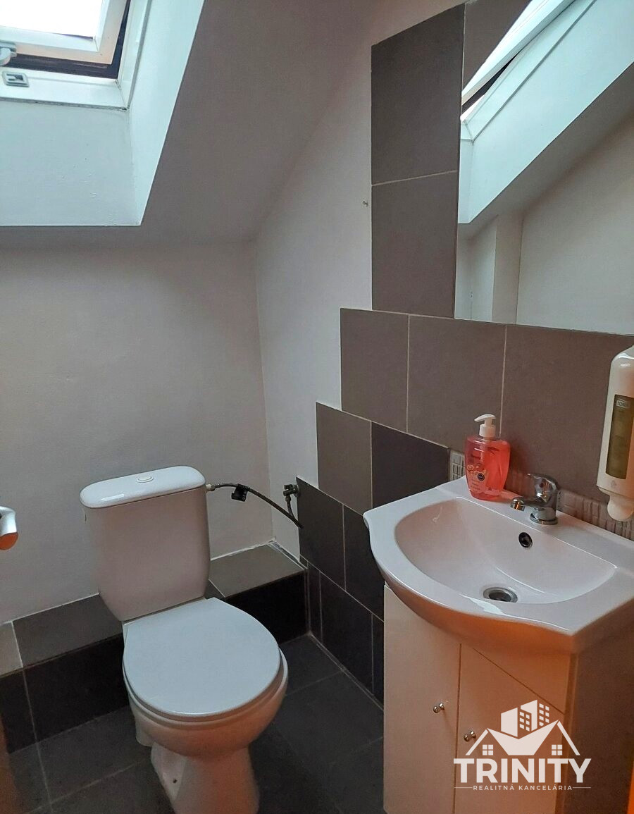 Na prenájom 2-izbový byt pri centre v Nových Zámkoch - 3