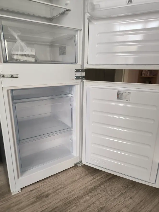 Predám vstavanú chladničku s mrazničkou 270 l - 3