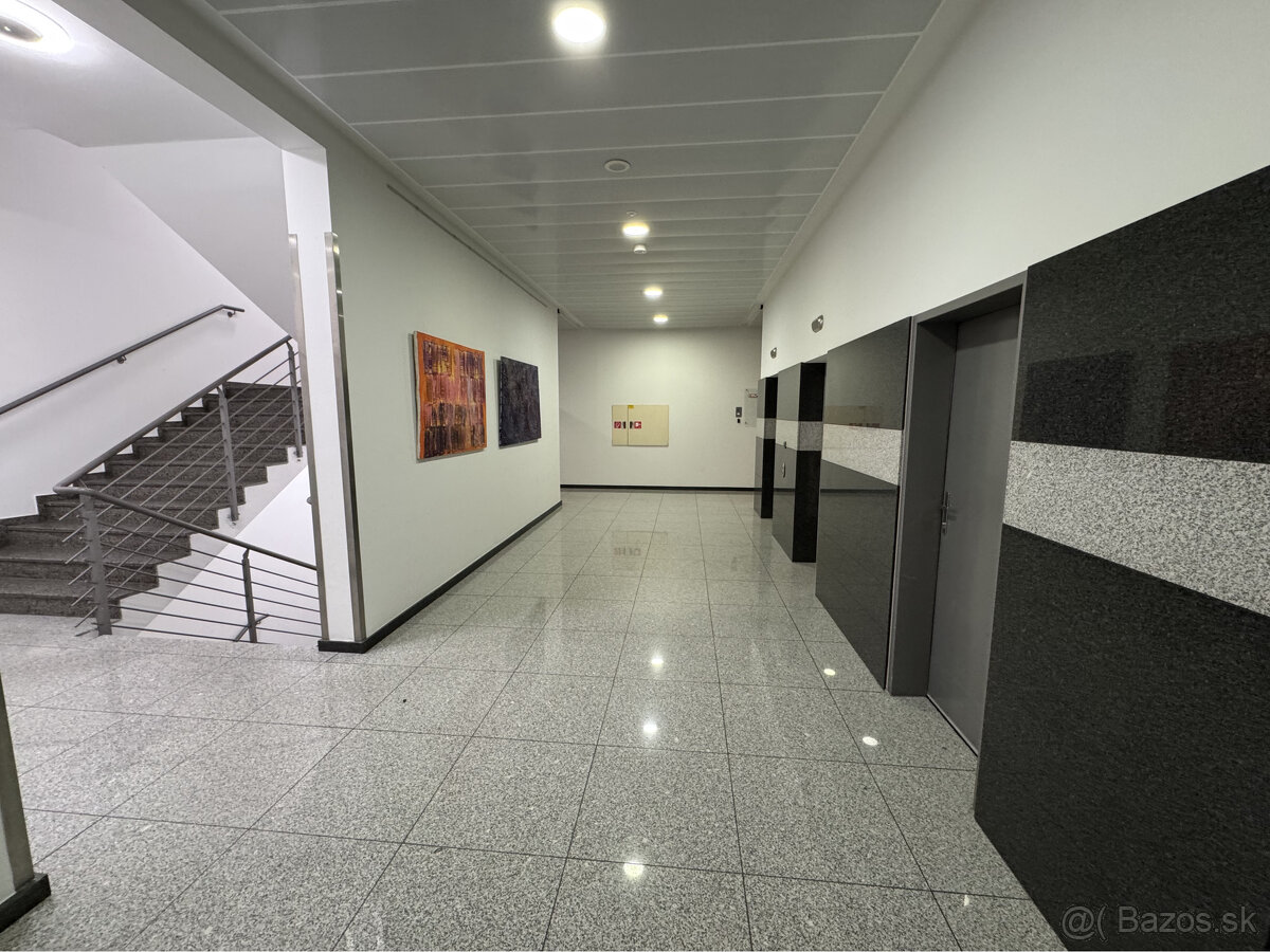 Prenájom kancelárskeho priestoru 380m² na ulici Galvaniho v - 3