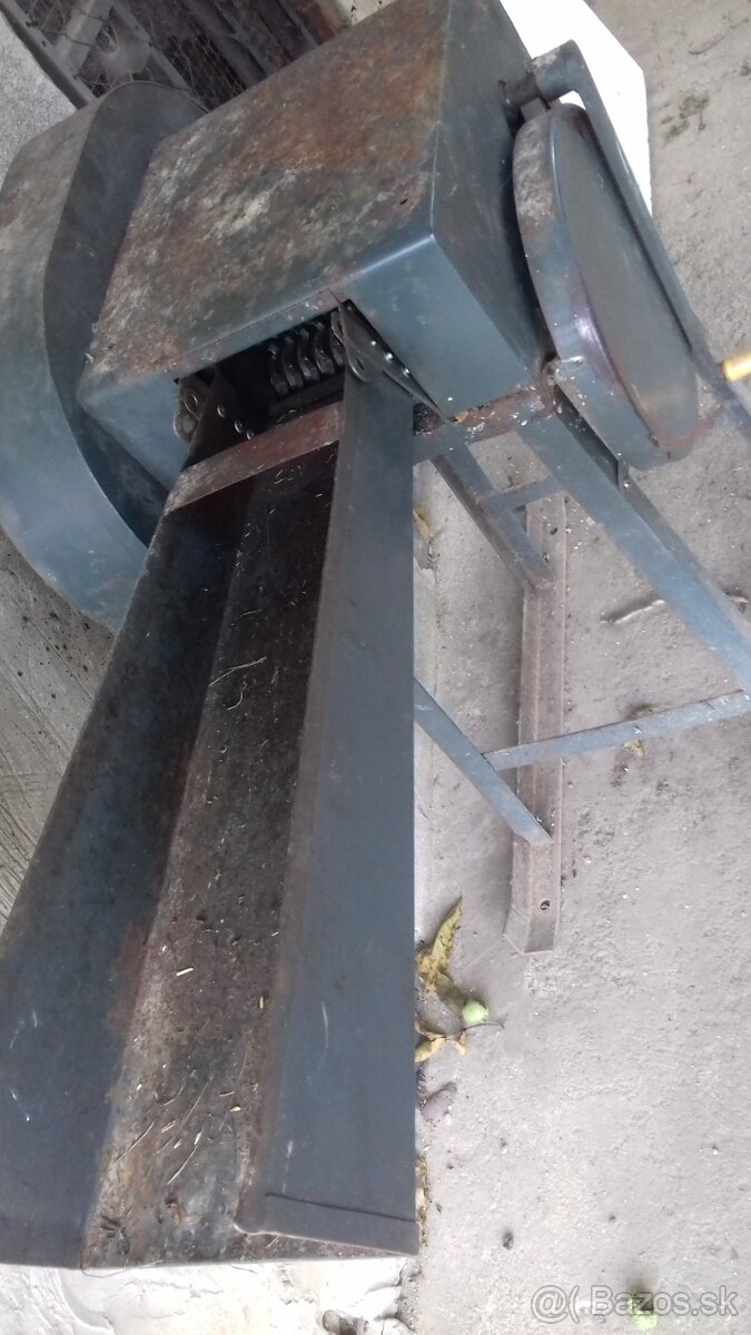 Predám menšiu rezačku na lucerňu - 3