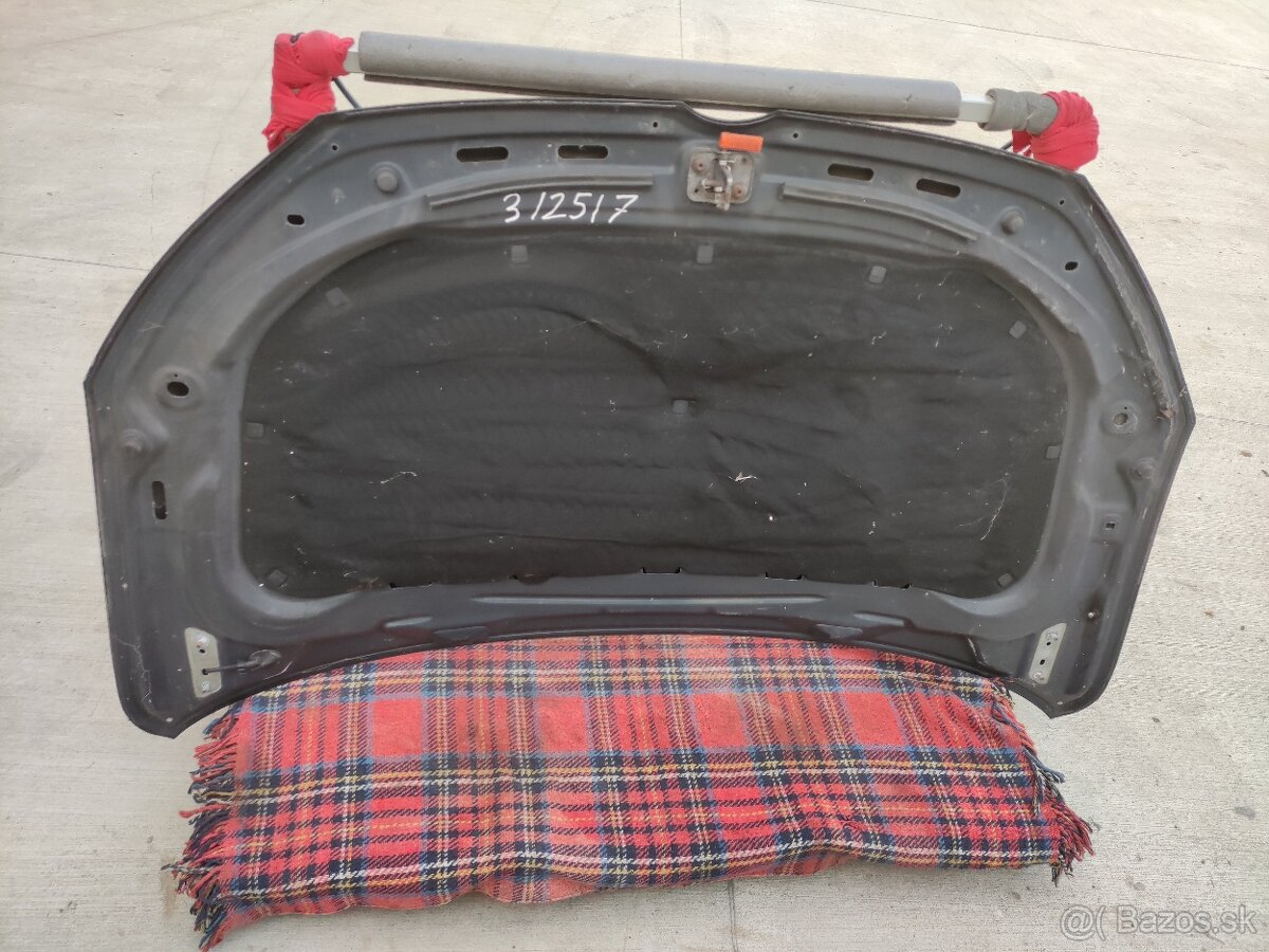 vw touran 2011 predna kapota - 3