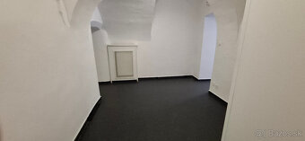 Prenájom obchodné priestory v centre na námestí 78m2 - 3