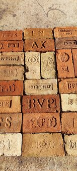 Predam stare tehly s monogramom - 3