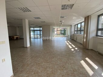 Na prenájom  pekný obchodný priestor o rozlohe 250m2 v Rimav - 3
