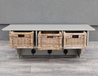 Vešiak závesný s policou a úložnými košíkmi. - 3