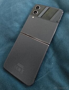 Samsung Z Flip4 - 3