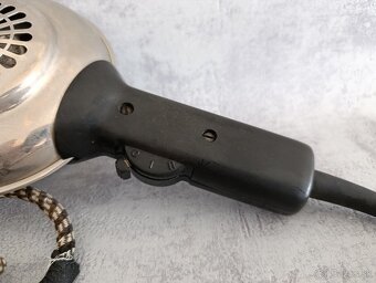 Starý značkový fén AEG – chromovaný kov, textilní kabel, krá - 3