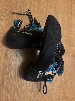 Predám sedák a lezečky scarpa 41 - 3
