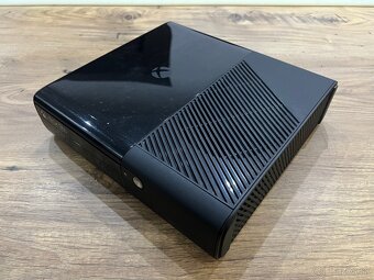 Samostatná herná konzola Xbox 360E 4GB - 3