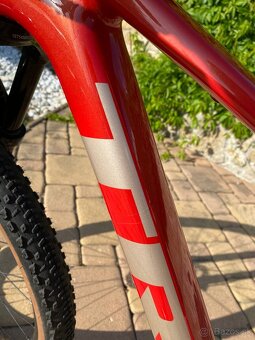 Trek Procaliber 9.5 Gen 3 (2025, Lava) – prakticky nový - 3
