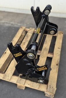 rýchloupínač a paletovacie vidly na traktorbáger komatsu WB - 3