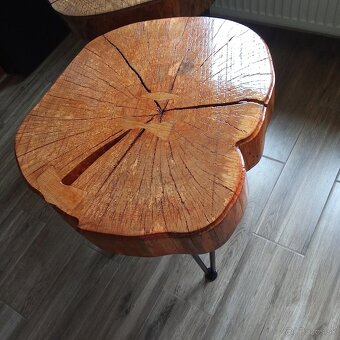 Dizajnový konferenčný stolík – masívny kmeň, kovové nohy - 3