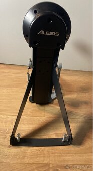Predám ako nový Alesis bass drum pad s kopákom - 3