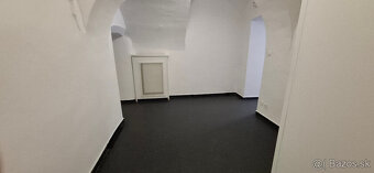 Prenájom obchodné priestory centrum na námestí 78m2 - 3