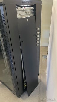 RACK Eurocase - 27U na kolieskach - 3