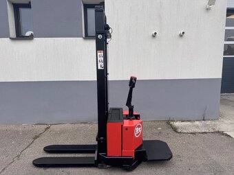 Vysokozdvižný vozík ručně vedený s plošinkou 1,2t - 3