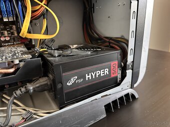 Pc zostava s monitorom a reproduktormi - 3